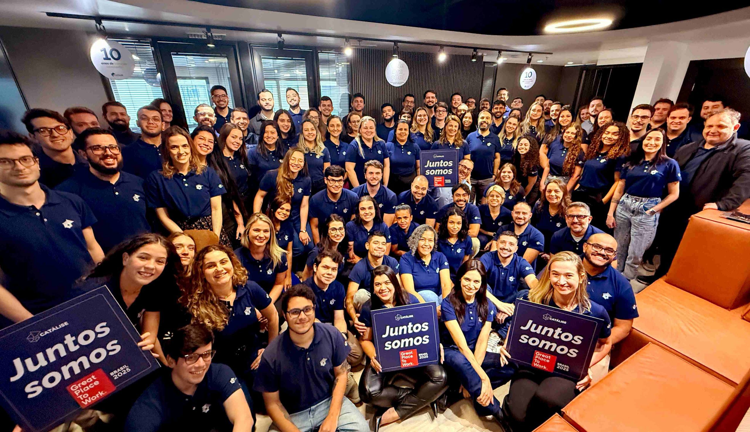 Equipe da Catálise segurando placas do selo GPTW, celebrando o reconhecimento como uma das melhores empresas para trabalhar no Brasil.
