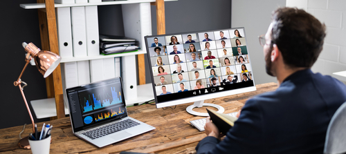 Planejamento de holding patrimonial em reunião virtual com gráficos e análise de investimento